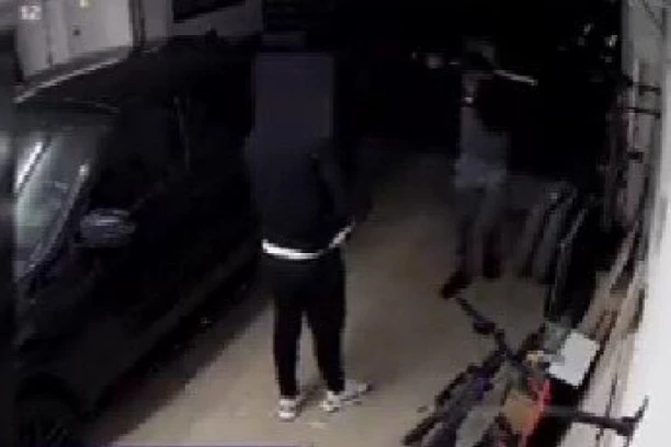 RAZBOJNIŠTVO U PRODAVNICI! Dvojica maskiranih muškaraca pretila i krala!