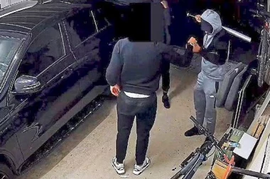 POBEGLI KRVAVIH GLAVA: Naoružani pljačkaši NAPALI zvezdu Premijer lige i njegove prijatelje! Loše se završilo (VIDEO)