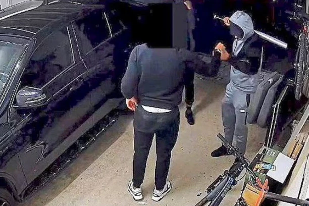 POBEGLI KRVAVIH GLAVA: Naoružani pljačkaši NAPALI zvezdu Premijer lige i njegove prijatelje! Loše se završilo (VIDEO)