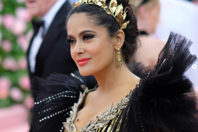 Selma Hajek sa zlatnim detaljima u kosi