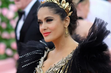 U ŠESTOJ DECENIJI IZGLEDA KAO TEMPIRANA BOMBA: Skinula se Selma Hajek, muškarci i dalje uzdišu za njom! (FOTO)