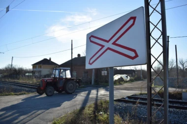 NOVI DETALJI STRAVIČNE TRAGEDIJE KOD SMEDEREVA! Voz bez svetla i trube smrskao auto: Dete našli u lokvi krvi ispod sedišta, dedi se bore za život!