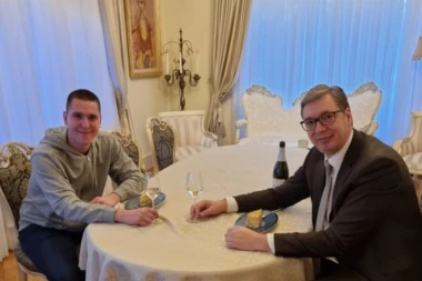 PREDSEDNIK VUČIĆ OBJAVIO FOTOGRAFIJU SA DANILOM PA POSLAO SNAŽNU PORUKU: Danas je rođendan mom prvencu! (FOTO)