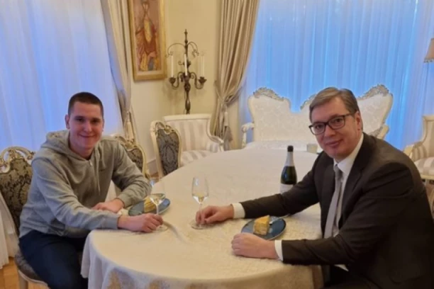 KO IH NE ZNA, SKUPO BI IH PLATIO! BRUKA I SRAMOTA - Tajkunski mediji ponavljaju laži o Vučićevom sinu, A PRAVE SE NAIVNI!