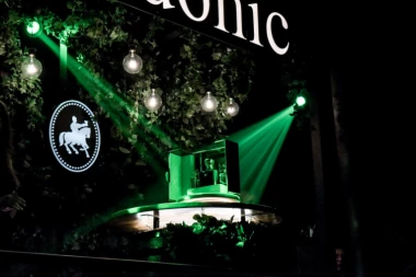 "HEDONIK" U KRISTALNOJ BOCI! Kad hedonisti uživaju u fantastičnom društvu i sjajnom piću