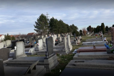 SPOMENIK TEŽAK 200 KILOGRAMA PAO NA ČOVEKA NA GROBLJU U SOMBORU! Preživeo! PRIJATELJ NADLJUDSKOM SNAGOM USPEO DA GA SPASE!