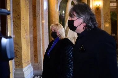 SNEŽANA ĐURIŠIĆ ZAVIJENA U CRNO: Pojavila se na Mrkinoj komemoraciji, ZANEMELA OD BOLA! (FOTO)