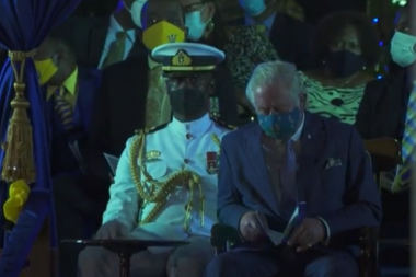 PRINC ČARLS ZASPAO TOKOM CEREMONIJE: Glava mu padala kao ćuranu dok je Barbados proglašavan republikom (VIDEO)