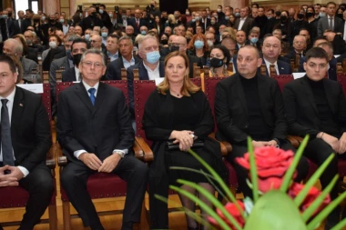 ANA BEKUTA SKRHANA OD BOLA: Pevačica LILA SUZE na Mrkinoj komemoraciji, sin i unuci je pridržavali! (FOTO)