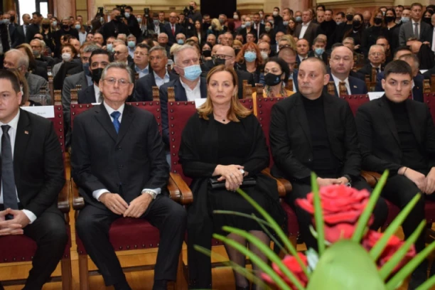 ANA BEKUTA SKRHANA OD BOLA: Pevačica LILA SUZE na Mrkinoj komemoraciji, sin i unuci je pridržavali! (FOTO)