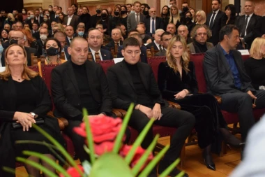 ANI BEKUTI STIGLA PODRŠKA TOKOM MRKINE KOMEMORACIJE: Pevačici se pridružili i ONI! (FOTO)