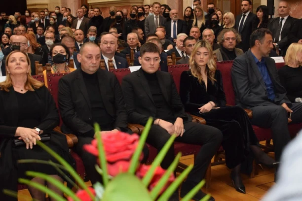 ANI BEKUTI STIGLA PODRŠKA TOKOM MRKINE KOMEMORACIJE: Pevačici se pridružili i ONI! (FOTO)