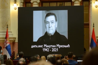 ANA I NADA U PRVOM REDU, A OVAJ DETALJ OTKRIVA U KAKVOM SU ODNOSU: Bekuta stigla sa sinom i unucima na komemoraciju posvećenu Mrki!