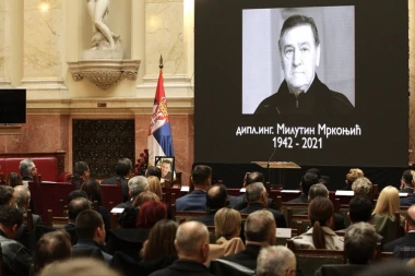 VIĐATE LI MOJU MAJKU ŠTO NA NEBU ŽIVI: Uz OVU tužnu pesmu Mrka će biti ispraćen na VEČNI počinak!