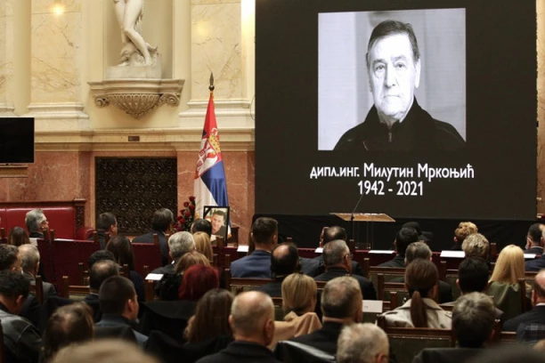 VIĐATE LI MOJU MAJKU ŠTO NA NEBU ŽIVI: Uz OVU tužnu pesmu Mrka će biti ispraćen na VEČNI počinak!