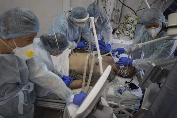 NAUČNICI OTKRILI NAJUBITAČNIJI SOJ KORONE DOSAD: Smrtonosan kao MERS, širi se munjevito kao omikron, a vakcine su beskorisne protiv njega?