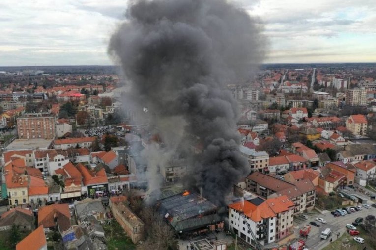 EKSKLUZIVNI SNIMCI IZ VAZDUHA: Pogledajte kako je vatra do temelja progutala robnu kuću u Obrenovcu (FOTO/VIDEO)