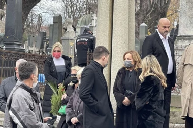 ANA BEKUTA SE  UNUCIMA SA POJAVILA NA NOVOM GROBLJU: Pevačica stigla da isprati Mrku na VEČNI POČINAK! (VIDEO)