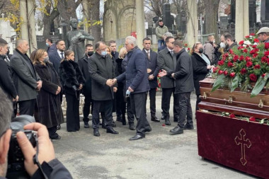 TOMA NIKOLIĆ SE OPRAŠTA OD MRKE: Bivši predsednik uplakan na Novom groblju (FOTO)
