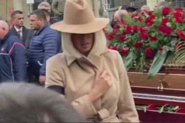 JELENA KARLEUŠA U SUZAMA, JECA NA SAV GLAS: Ana Bekuta primila saučešće povodom Mrkine smrti, Goca Šaulić od BOLA prebledela! (VIDEO)