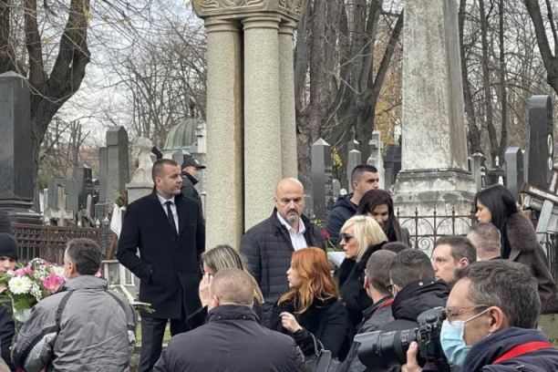 ĆERKE MERIME NJEGOMIR NA NOVOM GROBLJU: Pre nedelju dana su SAHRANILE majku, a sada ispraćaju Mrku u crnini! (VIDEO)