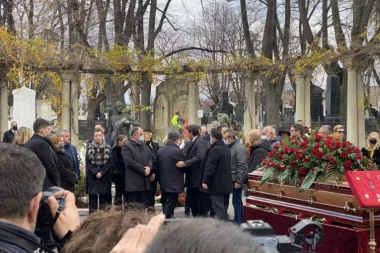 JECAJI SE PROLOMI NOVIM GROBLJEM: Mrku ispratili na VEČNI POČINAK uz Aninu pesmu, a OVO je razlog! (VIDEO)