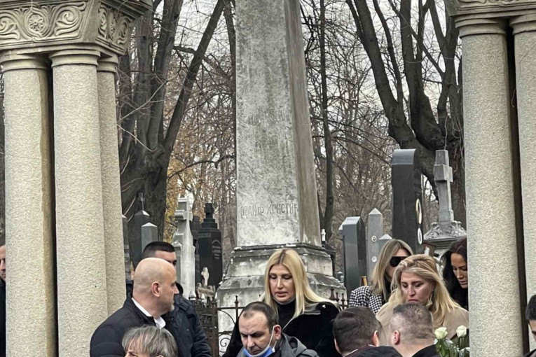 Jovana Tipšin na sahrani Milutina Mrkonjića