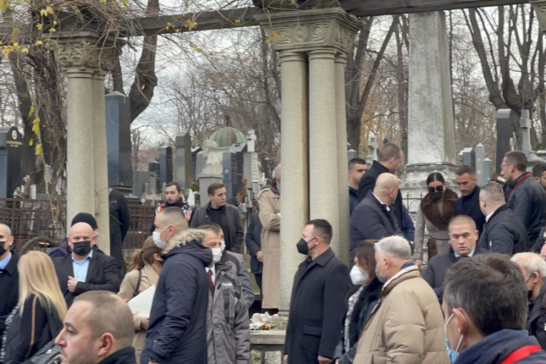Aco Sofronijević na sahrani Milutina Mrkonjića