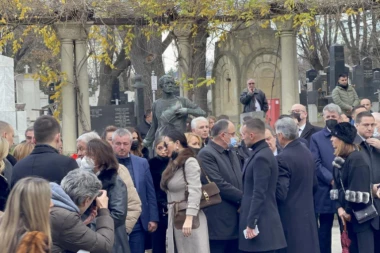 CECA RAŽNATOVIĆ ZAVIJENA U CRNO NA MRKINOJ SARHANI: Pevačica neutešna, SUZE krila ogromnim naočarima! (VIDEO)