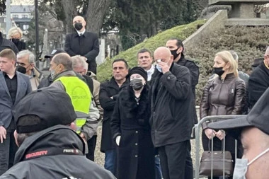 DAŠA MRKONJIĆ STIGLA NA SAHRANU: Mrkina udovica nije prišla Ani Bekuti, a evo kako izgleda! (VIDEO)