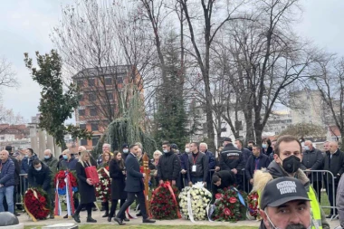 NAJPOTRESNIJA SCENA NA MRKINOJ SAHRANI: Sestra Nada i supruga Daša se drže zajedno, a od Ane Bekute ni traga, ni glasa! (VIDEO)