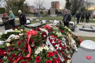 NA MRKONJIĆEVOM GROBU NESVAKIDAŠNJE OBELEŽJE! Nema veze ni sa krstom ni sa zvedom koju je tražio! PLOČA U VERTIKALNOM POLOŽAJU, A NA NJOJ...!