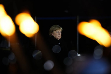 NA SVEČANOJ CEREMONIJI NEMAČKA ISPRATILA LEGENDARNU KANCELARKU: Ovu pesmu je Merkelova tražila za kraj! (FOTO)