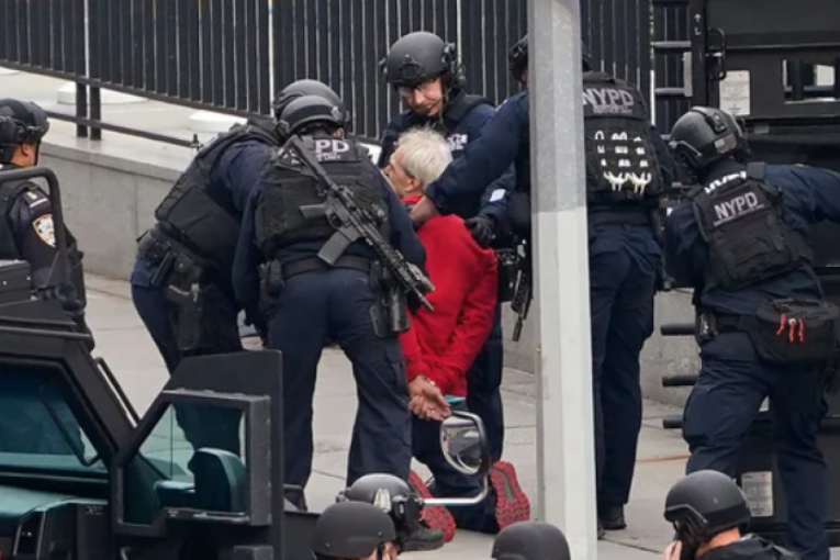 POLICIJA SAVLADALA MUŠKARCA SA SAČMARICOM! Okončana drama ispred zgrade Ujedinjenih nacija u Njujorku!