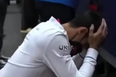 NEVIĐENA DRAMA: Đoković je samo čučnuo i uhvatio se za glavu! (VIDEO)
