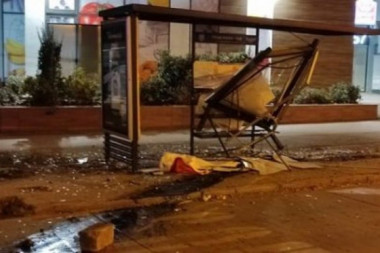 UMALO UBIO DEVOJKU: Bahati vozač udario u stanicu pa pobegao