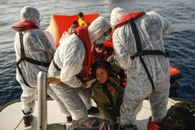 DRAMA U GRČKOJ: Tone čamac sa migrantima, obalska straža krenula u akciju spasavanja
