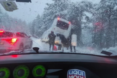 AUTOBUS PUN PUTNIKA SLETEO SA PUTA KOD TARE! Haos na magistralnom putu, preprečio se i šleper