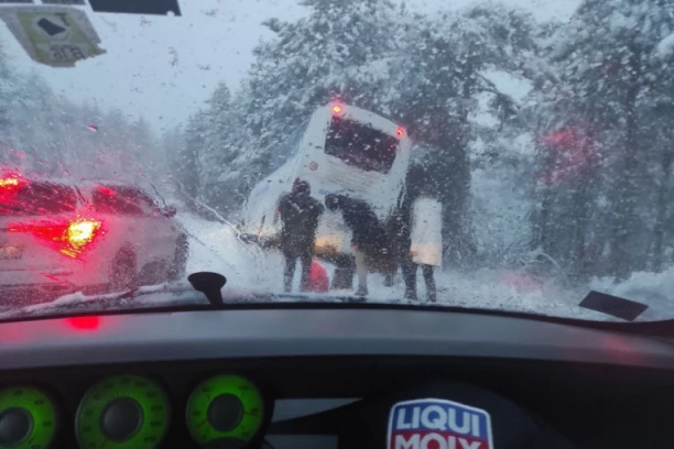 AUTOBUS PUN PUTNIKA SLETEO SA PUTA KOD TARE! Haos na magistralnom putu, preprečio se i šleper