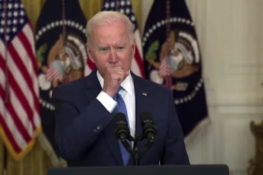 TO U NJEGOVIM GODINAMA MOŽE DA BUDE OPASNO! Bajden se zakašljao nekoliko puta tokom govora: Nije korona, svaki dan radim test...