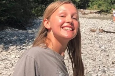 KROKODIL ODVUKAO TINEJDŽERKU (18) U REKU: Zgrabio je sa broda pred šokiranim školskim prijateljima!