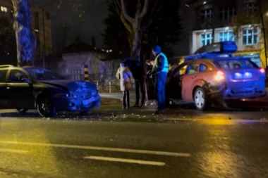 AUTOMOBILOM SE ZAKUCALI U SEMAFOR! Opšti karambol na Autokomandi, dvoje povređenih, jednom se BORE ZA ŽIVOT!