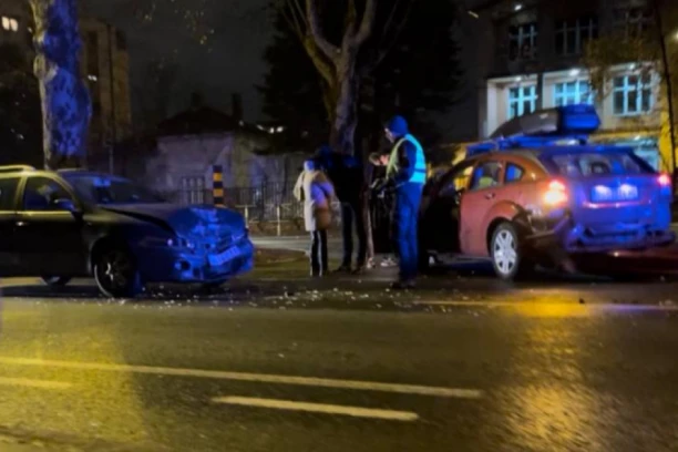AUTOMOBILOM SE ZAKUCALI U SEMAFOR! Opšti karambol na Autokomandi, dvoje povređenih, jednom se BORE ZA ŽIVOT!