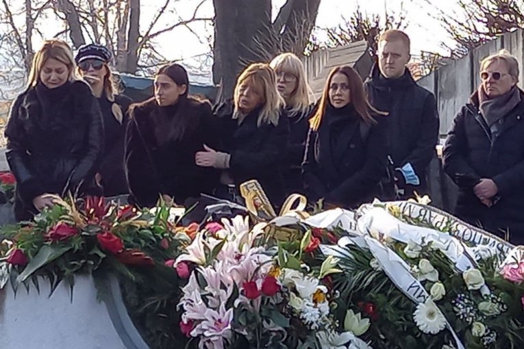 Viktorija je došla da oda počast Džeju, uz kojeg je provela njegove poslednje dane