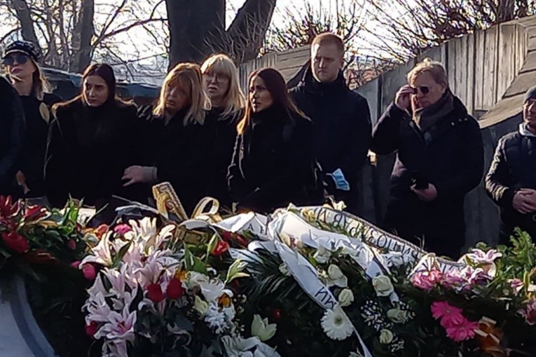 Porodica neutešna grca suze na Novom groblju