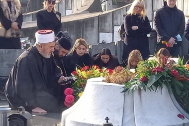 POMEN DŽEJU RAMADANOVSKOM NA NOVOM GROBLJU: Porodica grca u suzama, a došla je i ONA! (FOTO/VIDEO)