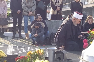 DOK HODŽA ČITA MOLITVU: Džejov zet zajecao klečeći pored groba, muk i tuga na Novom groblju! (FOTO)