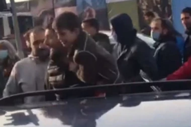 SRAMNO PONAŠANJE "EKOLOGA": Čovek zaglavljen u blokadi sa malim detetom (FOTO)