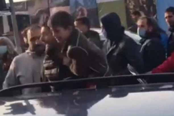 SRAMNO PONAŠANJE "EKOLOGA": Čovek zaglavljen u blokadi sa malim detetom (FOTO)