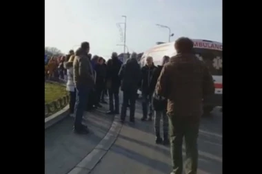 BLOKIRANO VOZILO HITNE POMOĆI ZBOG NEZAKONITE BLOKADE PUTEVA: Kako vas nije SRAMOTA, na udaru bolesni i stari(VIDEO)